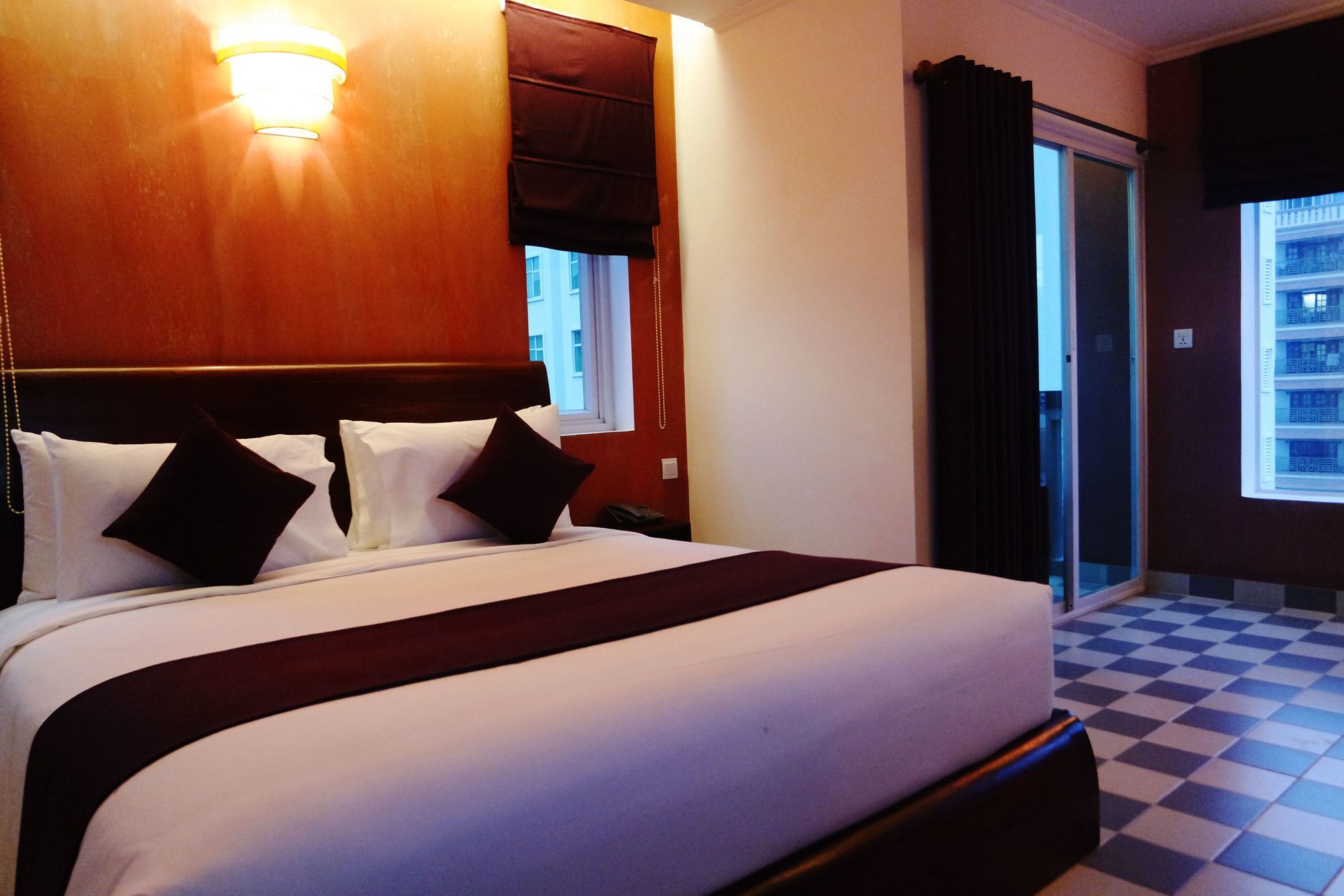 V Hotel Phnom Penh Exteriör bild