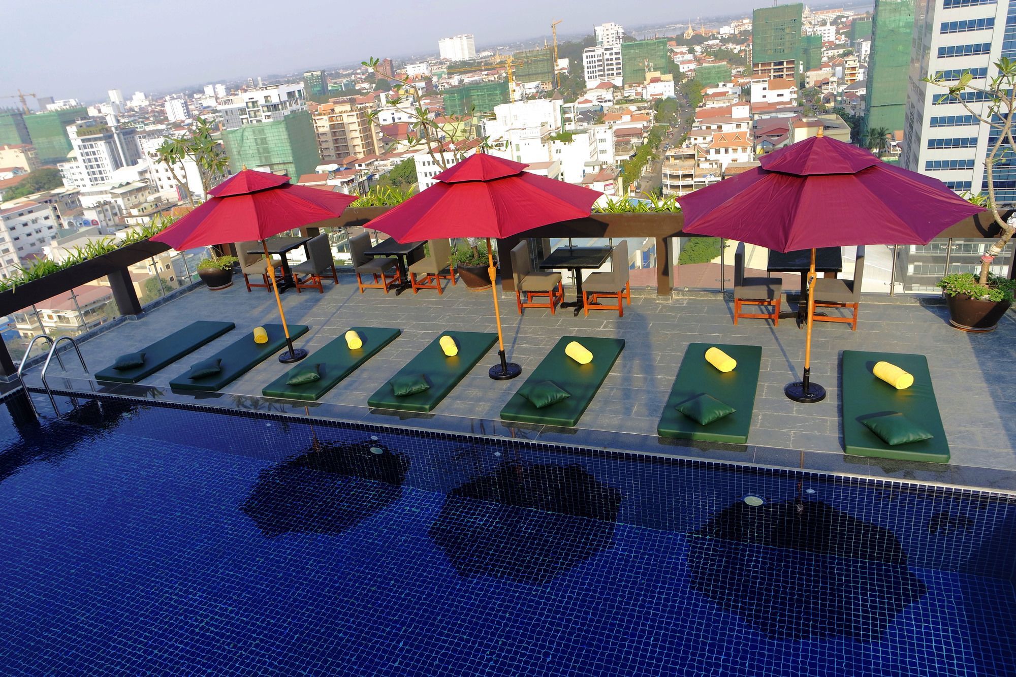 V Hotel Phnom Penh Exteriör bild